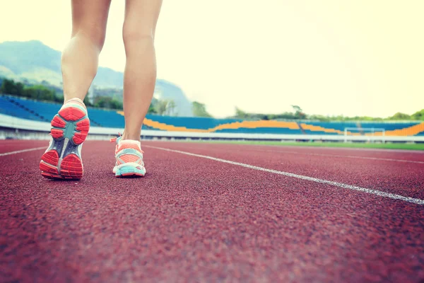 Femmina corridore in pista — Foto Stock