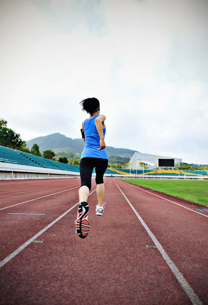 Fitnessfrau auf Stadionkurs — Stockfoto