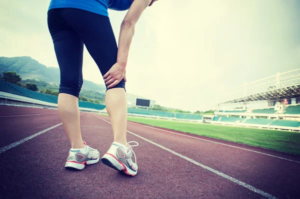 女子赛跑运动员与受伤的腿 — 图库照片
