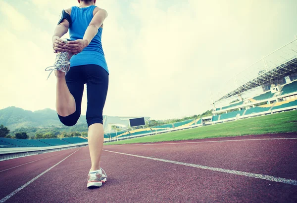 Mulher se aquecendo antes de correr — Fotografia de Stock