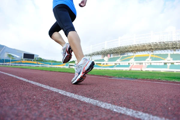 Fitness female legs  on stadion track — Stock Photo, Image