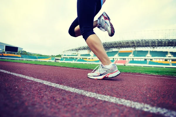 Fitness woman on stadion track — Stock Photo, Image