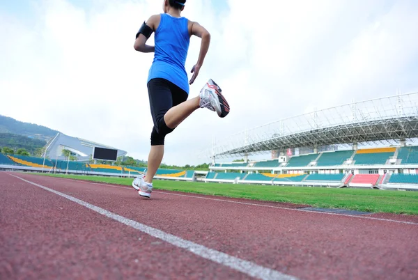 Fitness kadın stadion yolda — Stok fotoğraf