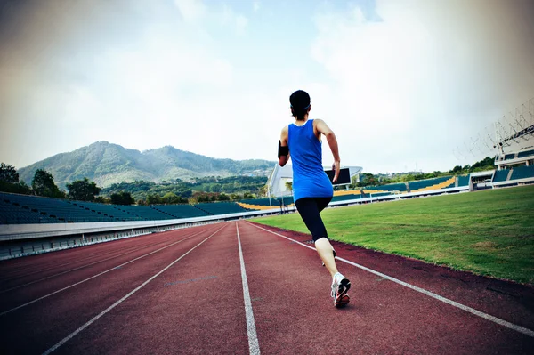 Fitness woman on stadion track — Stock Photo, Image