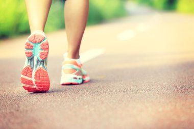 Kadın Runner izinde