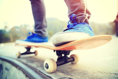 Parkta kaykay kaykaycı