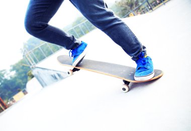 Parkta kaykay kaykaycı