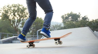 Parkta kaykay kaykaycı