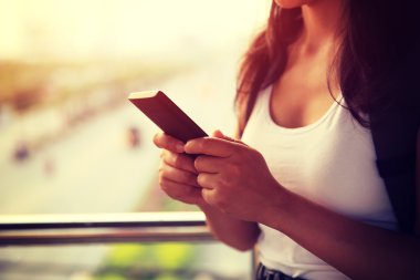 Smartphone kullanarak eller