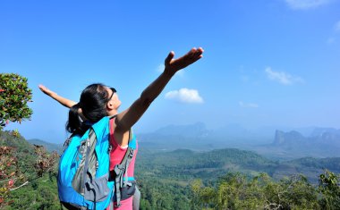 Uzun yürüyüşe çıkan kimse açık arms adlı dağ tepe