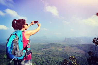 Uzun yürüyüşe çıkan kimse smartphone ile dağ üst