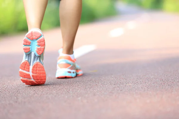 Vrouwelijke Runner op trail — Stockfoto