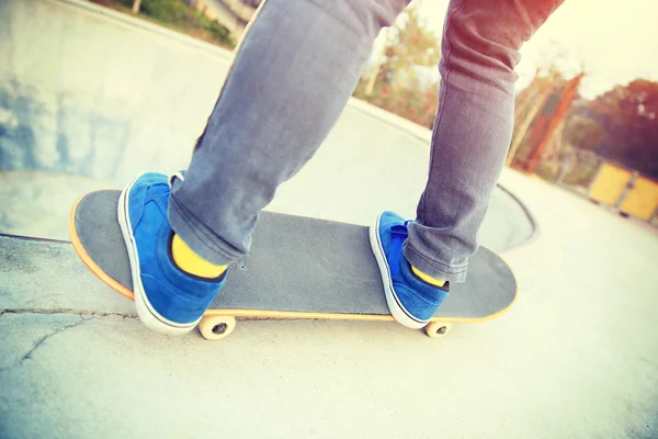 Skateboarder patinaje en el parque — Foto de Stock