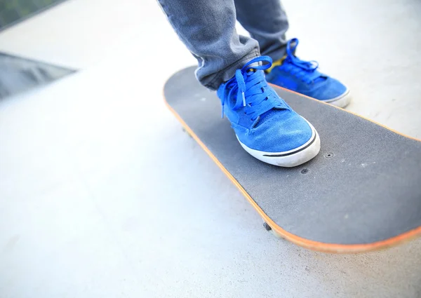 Skateboarder skateboarden in park — Stockfoto