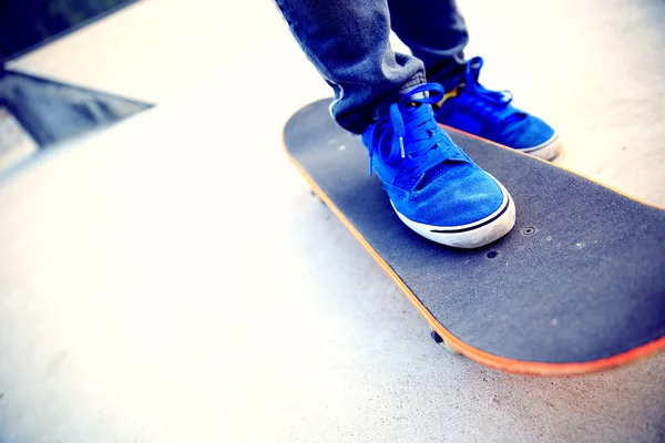 Skateboarder patinaje en el parque — Foto de Stock