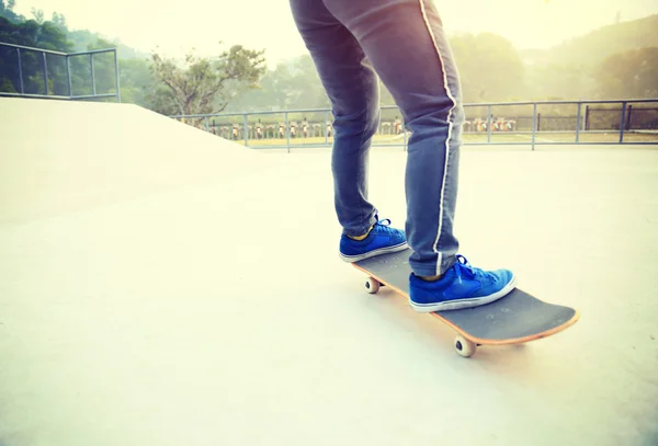 Skateboardista skateboardingu v parku — Stock fotografie