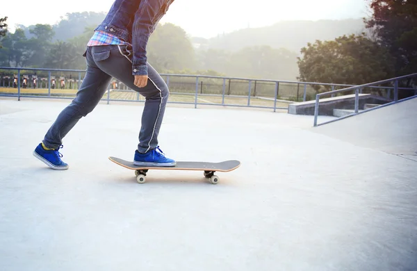 Skateboarder skateboarden in park — Stockfoto