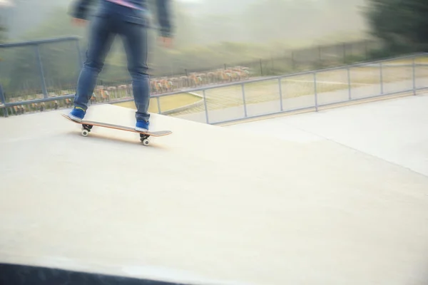 Skateboarder patinaje en el parque — Foto de Stock