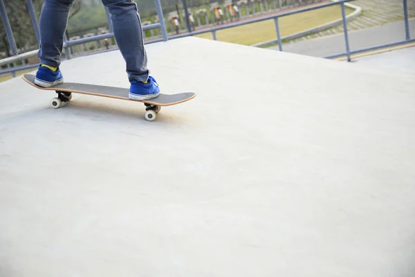 Skateboardista skateboardingu v parku — Stock fotografie