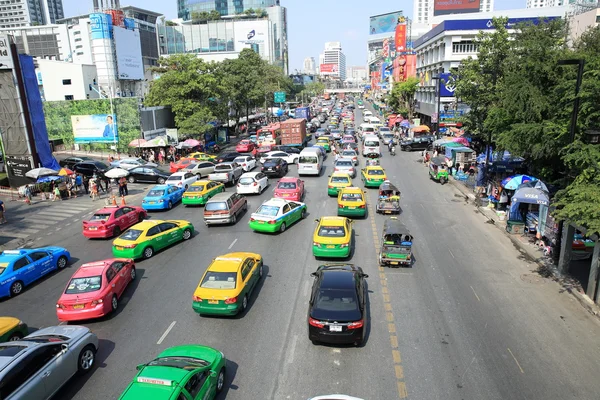 Centrum van Bangkok drukke verkeer — Stockfoto