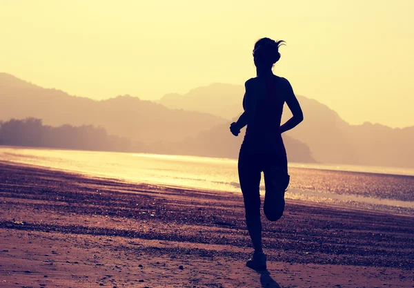 海辺を走る女選手 — ストック写真