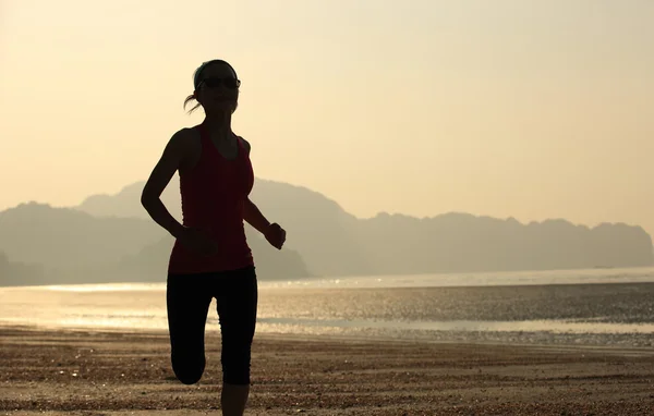 Athlète féminine courant au bord de la mer — Photo