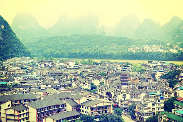 View of town in mountains — Stock Photo, Image