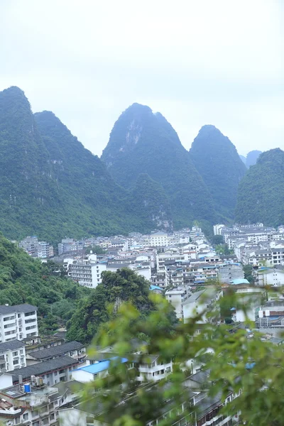 Vista de la ciudad en las montañas — Foto de Stock