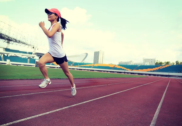 健身女性在体育场跑道上 — 图库照片
