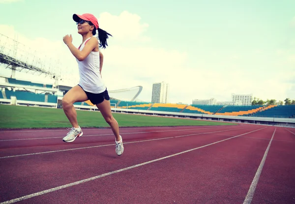 Fitness femminile sulla pista dello stadio — Foto Stock