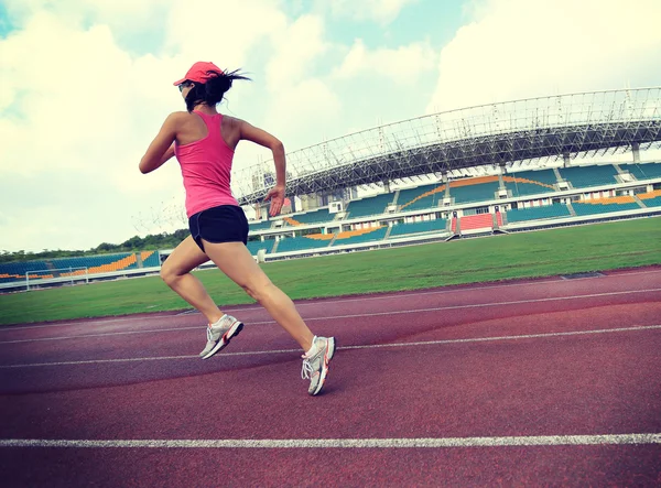 Fitness femelle sur piste de stade — Photo