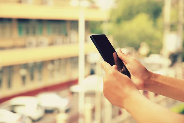 Kvinna händer hålla skarp telefonerna — Stockfoto