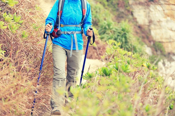 Mulher caminhando na trilha da montanha — Fotografia de Stock