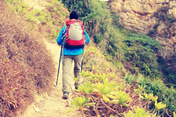 Donna che cammina sul sentiero di montagna — Foto Stock