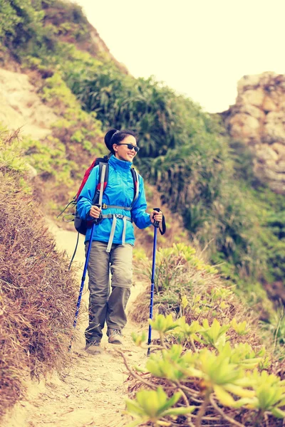 Woman walking on mountain trail — Stock Photo, Image