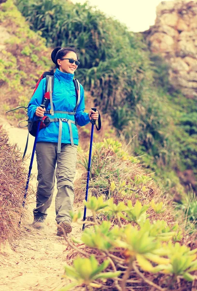 Hiking woman walking — Stock Photo, Image