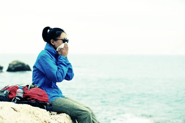 海辺の岩の上のハイキングの女性 — ストック写真