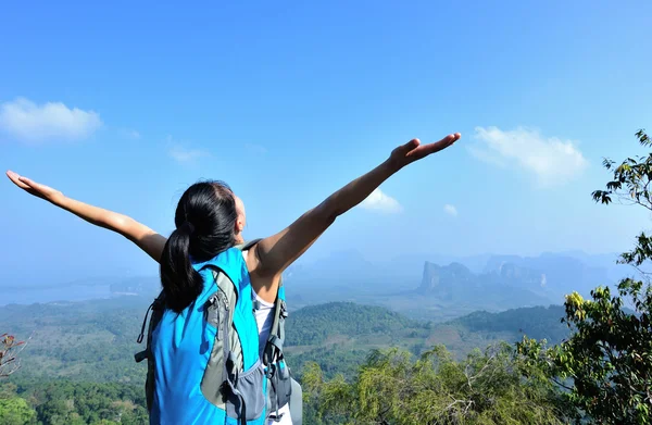 Caminhante braços abertos no pico da montanha — Fotografia de Stock