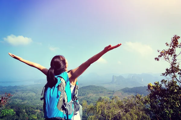 Hiker open arms at mountain peak — Stock Photo, Image