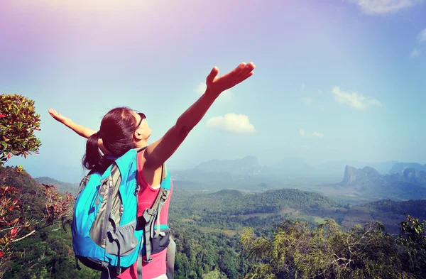 Uzun yürüyüşe çıkan kimse açık arms adlı dağ tepe