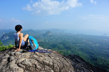 Dağın tepesine yürüyüş kadına