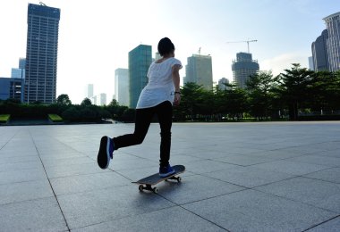 Parkta kaykay kaykaycı