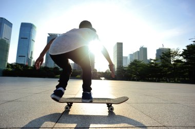 Parkta kaykay kaykaycı