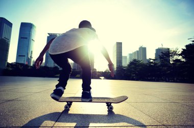 Parkta kaykay kaykaycı