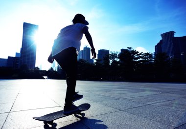 Parkta kaykay kaykaycı