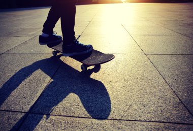 Parkta kaykay kaykaycı