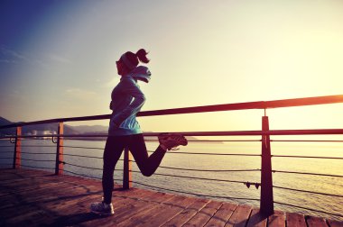 Deniz kenarında koşan bayan sporcu