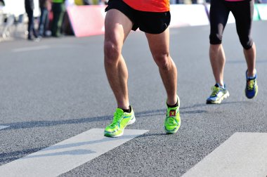 Yolda çalışan maraton sporcular