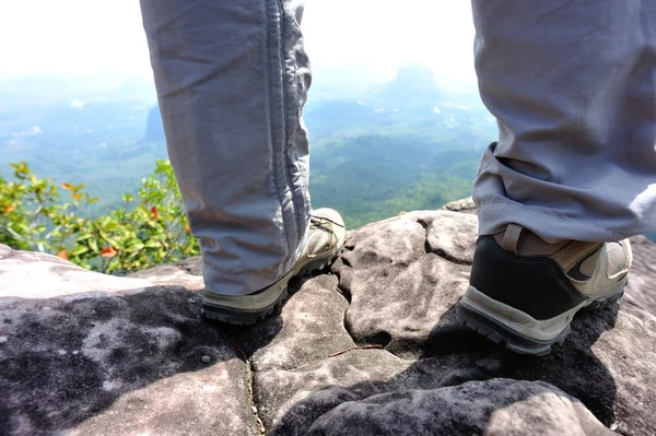 在山的徒步旅行者鞋 — 图库照片