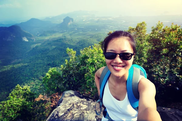 Kadın selfie smartphone alarak uzun yürüyüşe çıkan kimse